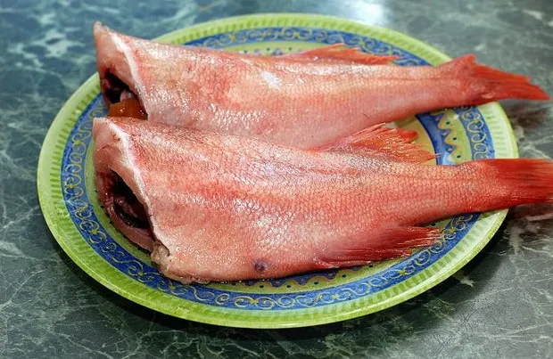 По рецепту для приготовления красного окуня, очистите рыбу