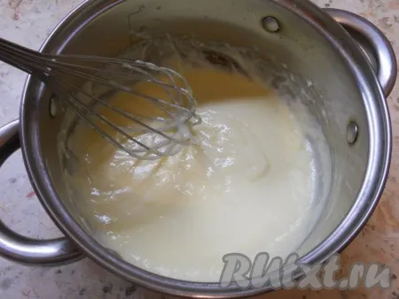 При постоянном помешивании венчиком влить в кипящее молоко подготовленную яичную смесь небольшими порциями. Варить крем, непрерывно помешивая, на медленном огне 2-3 минуты до загустения. Масса получится, как густой кисель. 