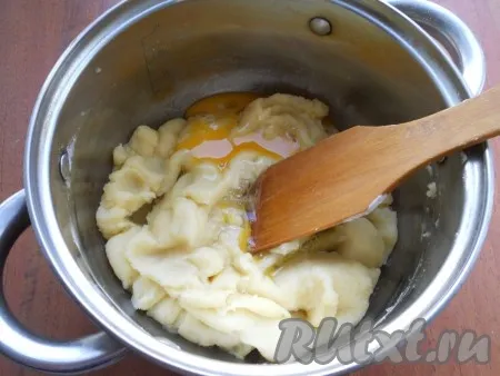 Дать тесту остыть до еле теплого состояния и далее добавлять яйца - по одному. Каждое яйцо хорошенько вмешивать в тесто (я делаю это рукой). 