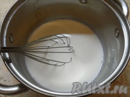 Влить в отдельную кастрюлю оставшееся молоко (1 стакан). Довести его до кипения. 