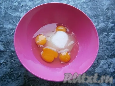 Разбить в миску яйца, всыпать соль и сахар. 