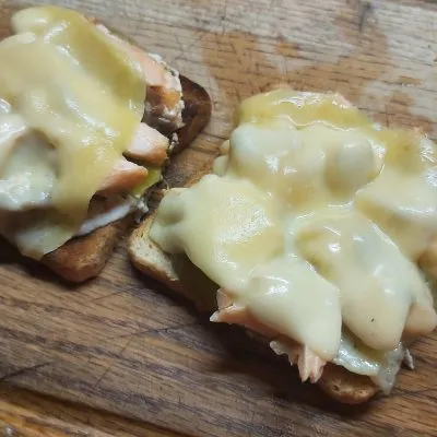 Горячие бутерброды с запеченным лососем и маринованными огурцами - рецепт с фото