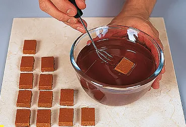 как украсить торт растопленным шоколадом