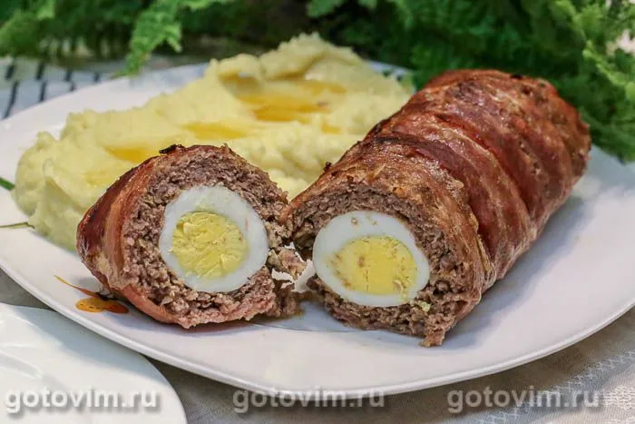 «Фальшивый заяц» - мясной рулет в беконе и с вареными яйцами. Фотография рецепта