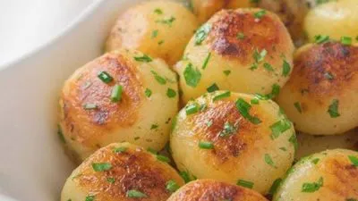 Румяный картофель с зеленью на гарнир