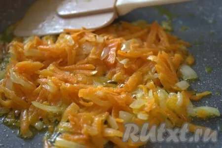 Морковку очистить и натереть на тёрке. Вторую луковицу тоже почистить и нарезать. В сковороде разогреть растительное масло, выложить лук и обжаривать его на среднем огне, помешивая, примерно, 3 минуты. Затем в сковороду добавить натёртую морковку. Обжаривать овощи до готовности моркови, периодически помешивая (минут 5-6).