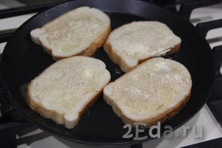 Сковороду хорошо разогреть, выложить подготовленные кусочки хлеба. 