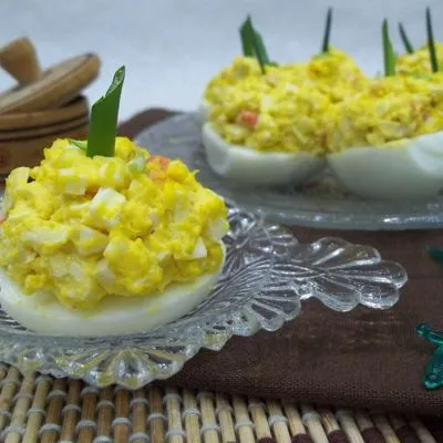 Яйца фаршированные крабовыми палочками простой и бюджетный рецепт на праздничный стол