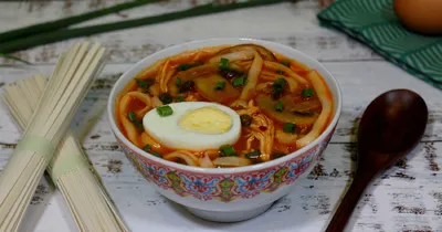 Азиатский острый суп с курицей и овощами