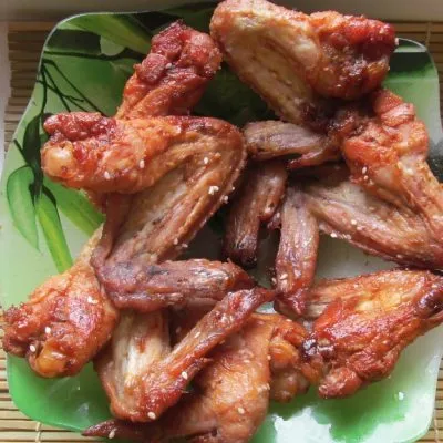 Куриные крылышки в медовом соусе с кунжутом - рецепт с фото