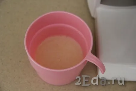 Желатин залить 65 мл холодного молока и оставить набухать минут на 15.