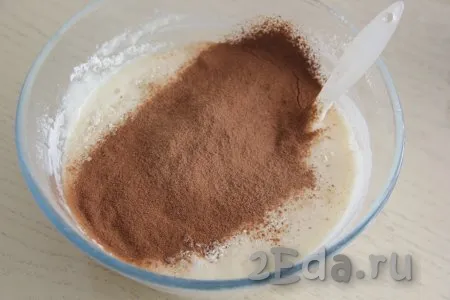 Затем добавить просеянное какао. Перемешать тесто лопаткой до полного растворения муки и какао. Шоколадное тесто получится однородным, воздушным, не густым.