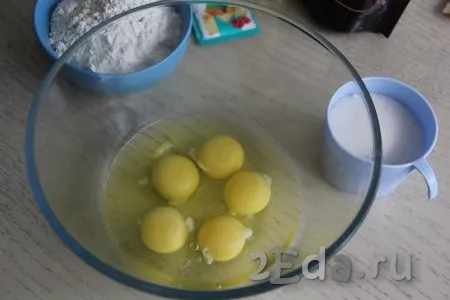 Теперь приготовим бисквит, для этого в миске, удобной для взбивания, нужно соединить яйца и соль.