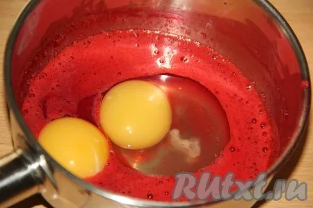 Вылить в сотейник ягодный сок, добавить яйцо и желток, перемешать венчиком, должна получиться однородная масса. 