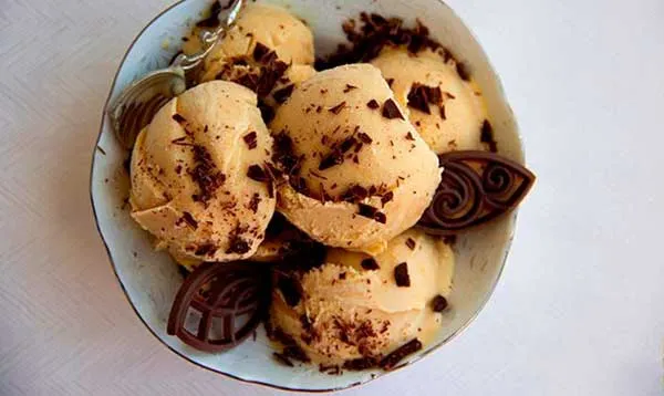 Домашнее мороженое крем брюле с тертым шоколадом
