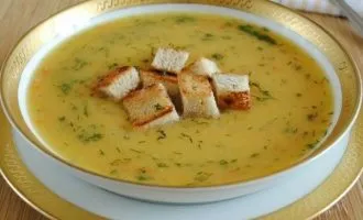 Украшаем суп зелень и сухариками