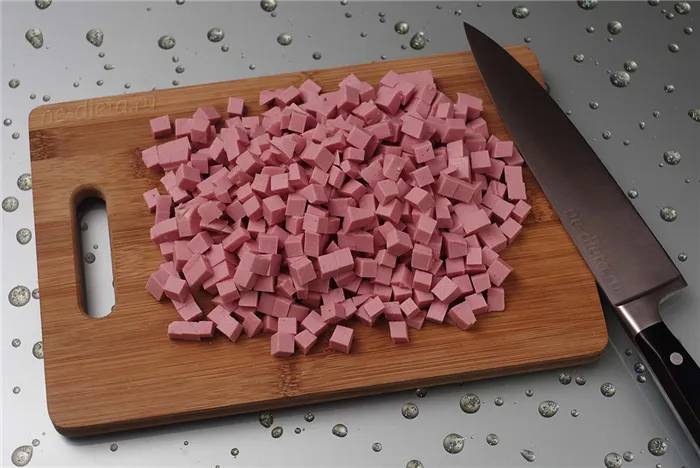 Колбасу порезать кубиками