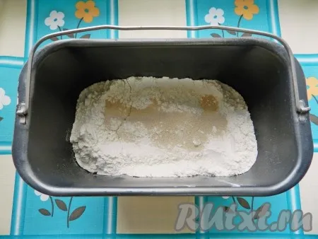 Тесто для кулебяки можно приготовить в хлебопечке. Для этого в контейнер хлебопечки выложить ингредиенты для теста: молоко, соль, сахар, масло, муку и дрожжи. Включить режим 