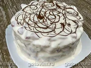 Торт из хлеба со сметанным кремом и клубникой