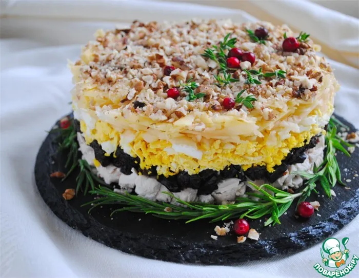 Рецепт: Праздничный салат с черносливом