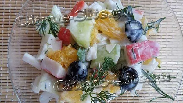салат с крабовыми палочками, рисом и апельсином