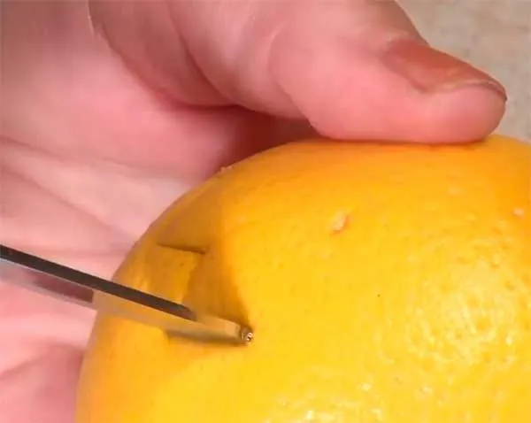 надрезы на кожуре апельсина