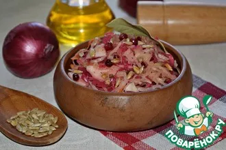 Рецепт: Два капустных салата с маринованным луком