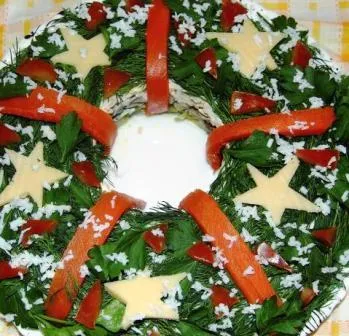 Фото украшения салата Рождественский венок сыром, зеленью, рыбой
