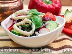 Салат греческий с кальмарами и овощами