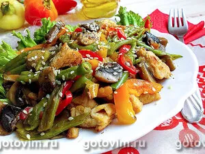 Тёплый салат из курицы с грибами и овощами