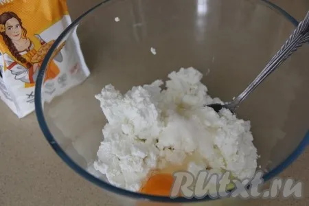 Соединить творог, яйцо, соль и сахар в достаточно объёмной миске. Если любите сладкие сырники, то добавьте 1,5 столовые ложки сахара, а если не очень сладкие - тогда 1 столовую ложку сахара.