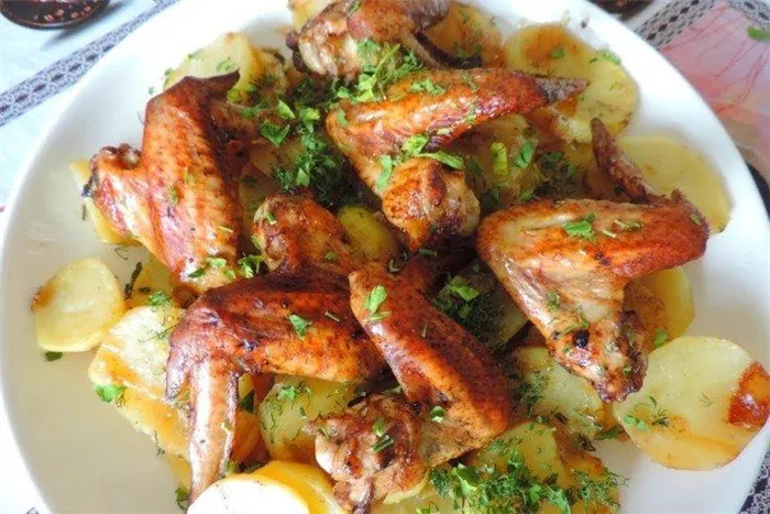 Куриные крылышки с овощами в духовке