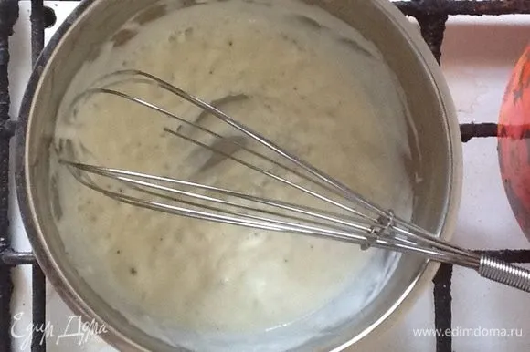 На плиту поставить сливки и, как только появятся первые пузыри, добавить сыр и мешать,пока он не расплавится.