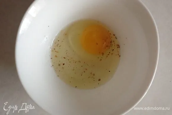 В отдельной миске взбить яйцо и приправы.