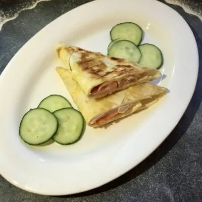 «Треугольники» из лаваша с колбасой и сыром - рецепт с фото
