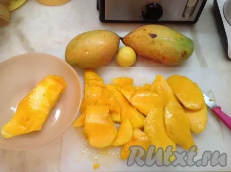 Срезать мякоть с манго и вырезать косточку. 