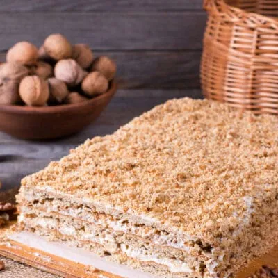 Домашний медовый торт с орехами и кремом - рецепт с фото
