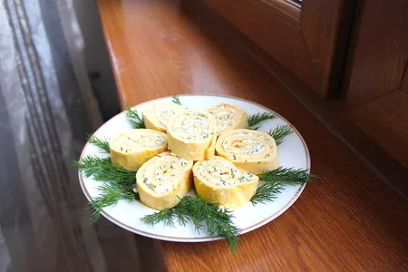 Фото к рецепту: Яичные рулетики с плавленным сыром и чесноком в духовке