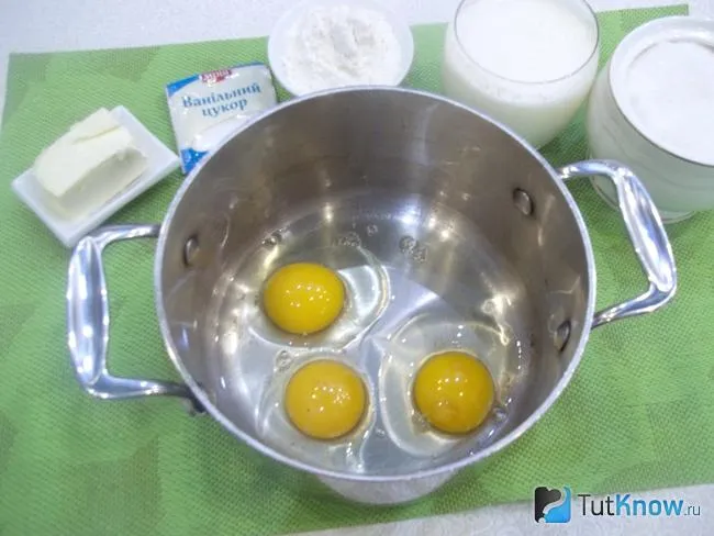 Яйца помещены в миску