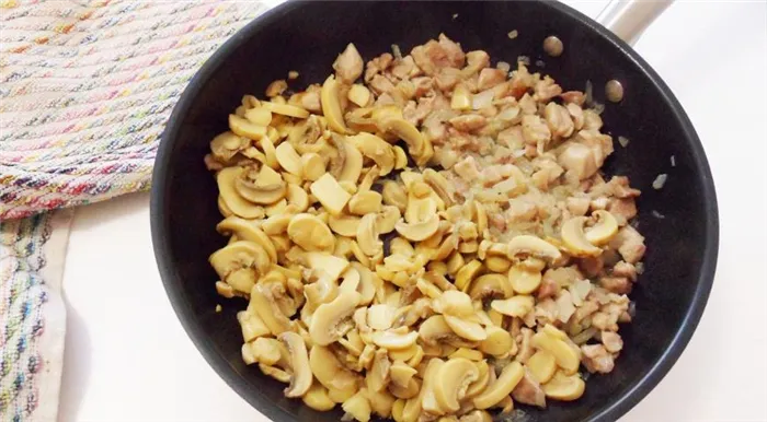Фото приготовления рецепта: Жульен с картошкой и грибами, шаг №4