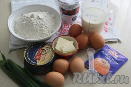 Подготовить продукты для приготовления заливного пирога с рыбными консервами и яйцами. 3 яйца для начинки предварительно сварить вкрутую (на это с момента закипания воды потребуется минут 9-10), а затем остудить их и очистить. Консервы можно взять любые в масле (например, горбушу, тунца или скумбрию).