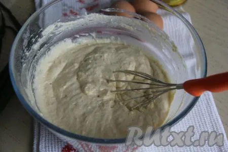 Перемешать тесто венчиком, оно получится в меру густым, однородным, напоминающим по консистенции тесто для оладий.