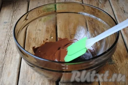 Растопить шоколад до жидкого состояния на водяной бане. Можно растопить шоколад и в микроволновке на режиме 