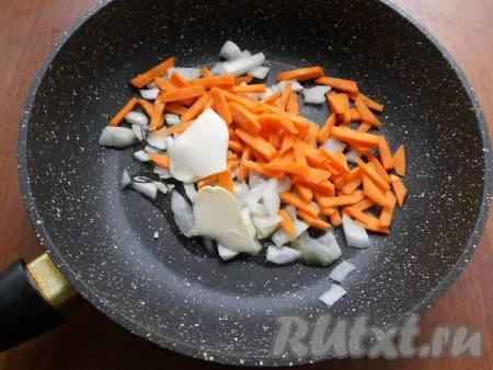 Морковь и вторую луковицу очистить, нарезать кусочками и обжарить на смеси растительного и сливочного масел до мягкости лука. 