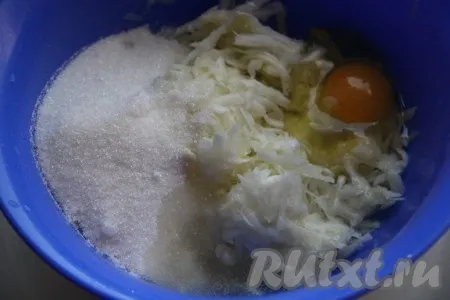К кабачку добавить сахар, растительное масло, яйцо и перемешать.