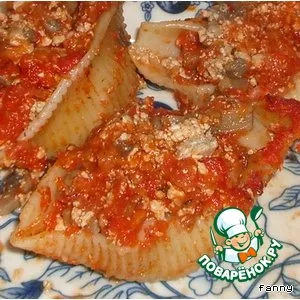 Рецепт: Фаршированные ракушки под томатным соусом