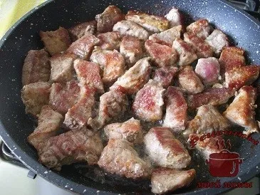 Обжариваем мясо