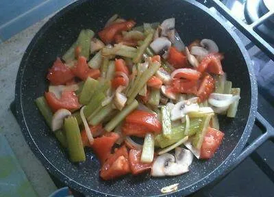 Сельдерей тушеный с овощами и шампиньонами - рецепт с фото