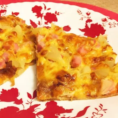 Сладкая пицца с ветчиной и ананасами - рецепт с фото