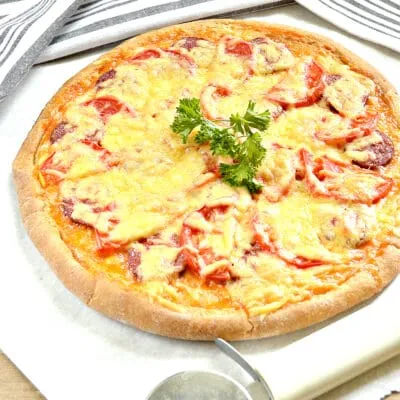 Пицца на творожном тесте с колбасой и помидорами - рецепт с фото